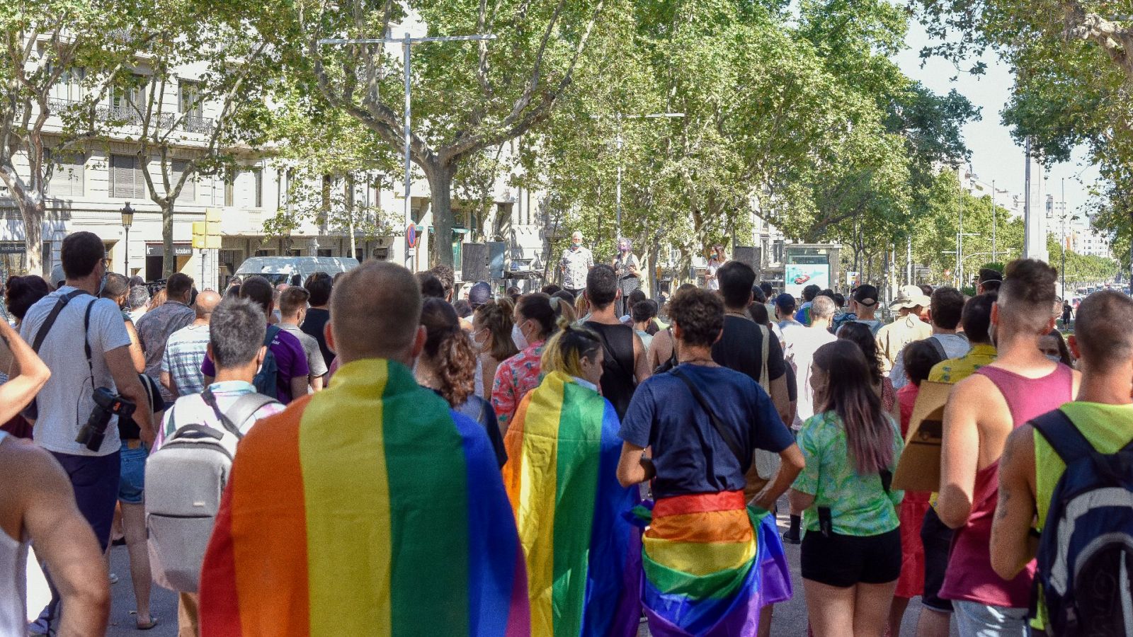 Varias personas participan en una concentración contra las agresiones LGTBfóbicas