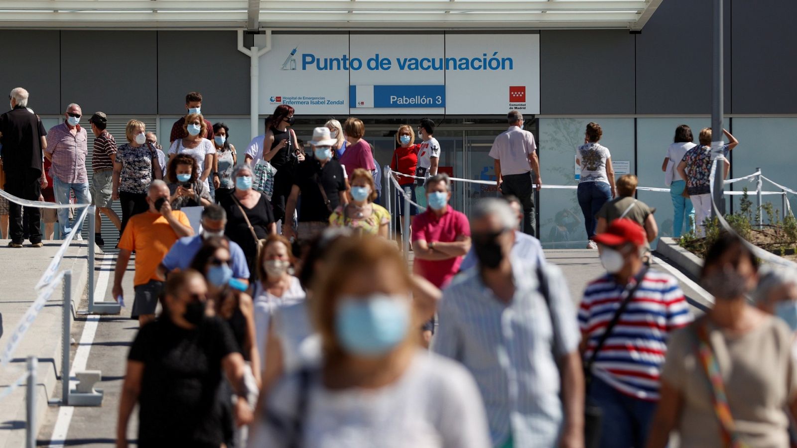 Colas en uno de los puntos de vacunación de la Comunidad de Madrid.