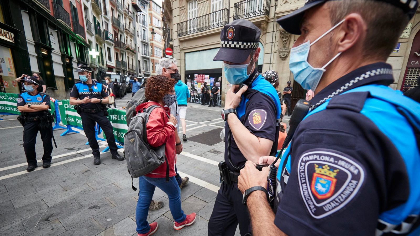 Varios agentes de policía vigilan en las calles de Pamplona.