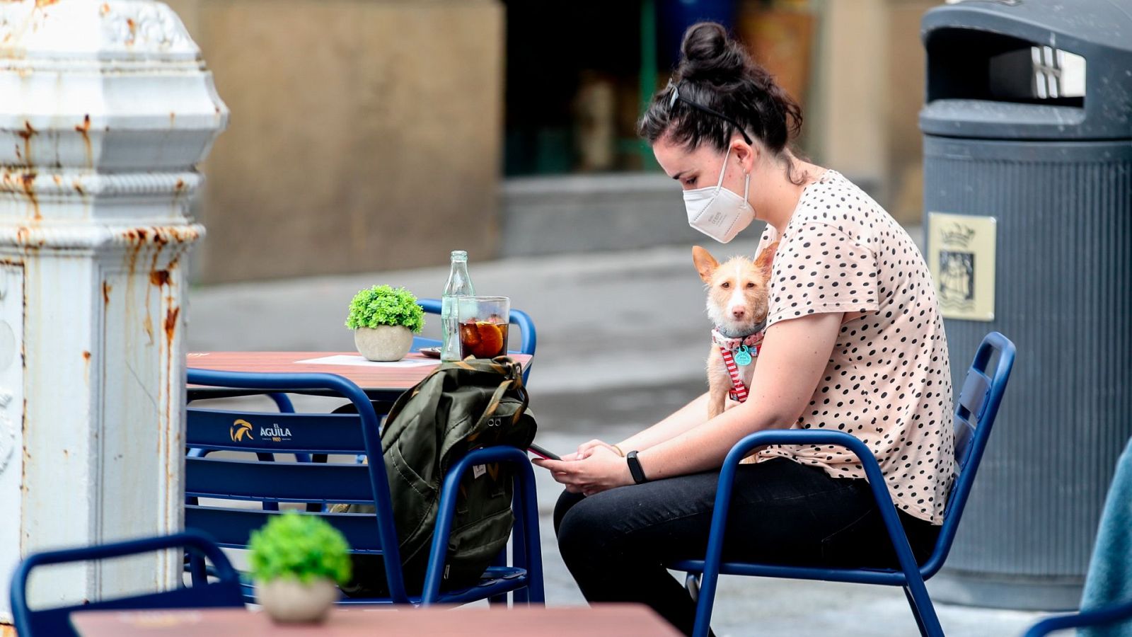 Una joven con mascarilla en una terraza de San Sebastián