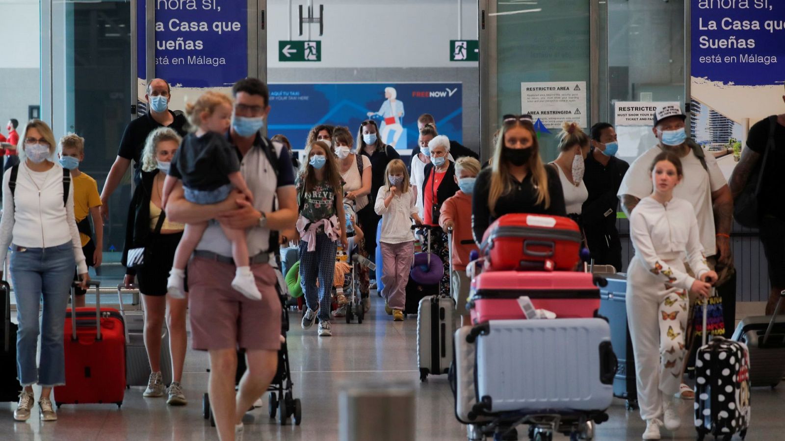 Turistas británicos con mascarilla llegan al aeropuerto de Málaga