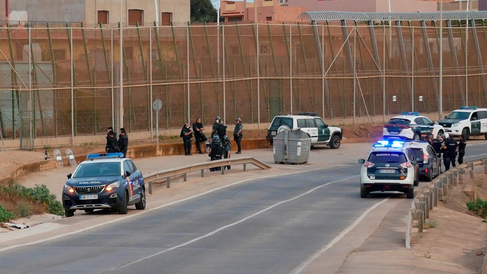 Patrullas y agentes de la Guardia Civil y de la Policía Nacional en la zona cercana al paso fronterizo de Barrio Chino, en Melilla