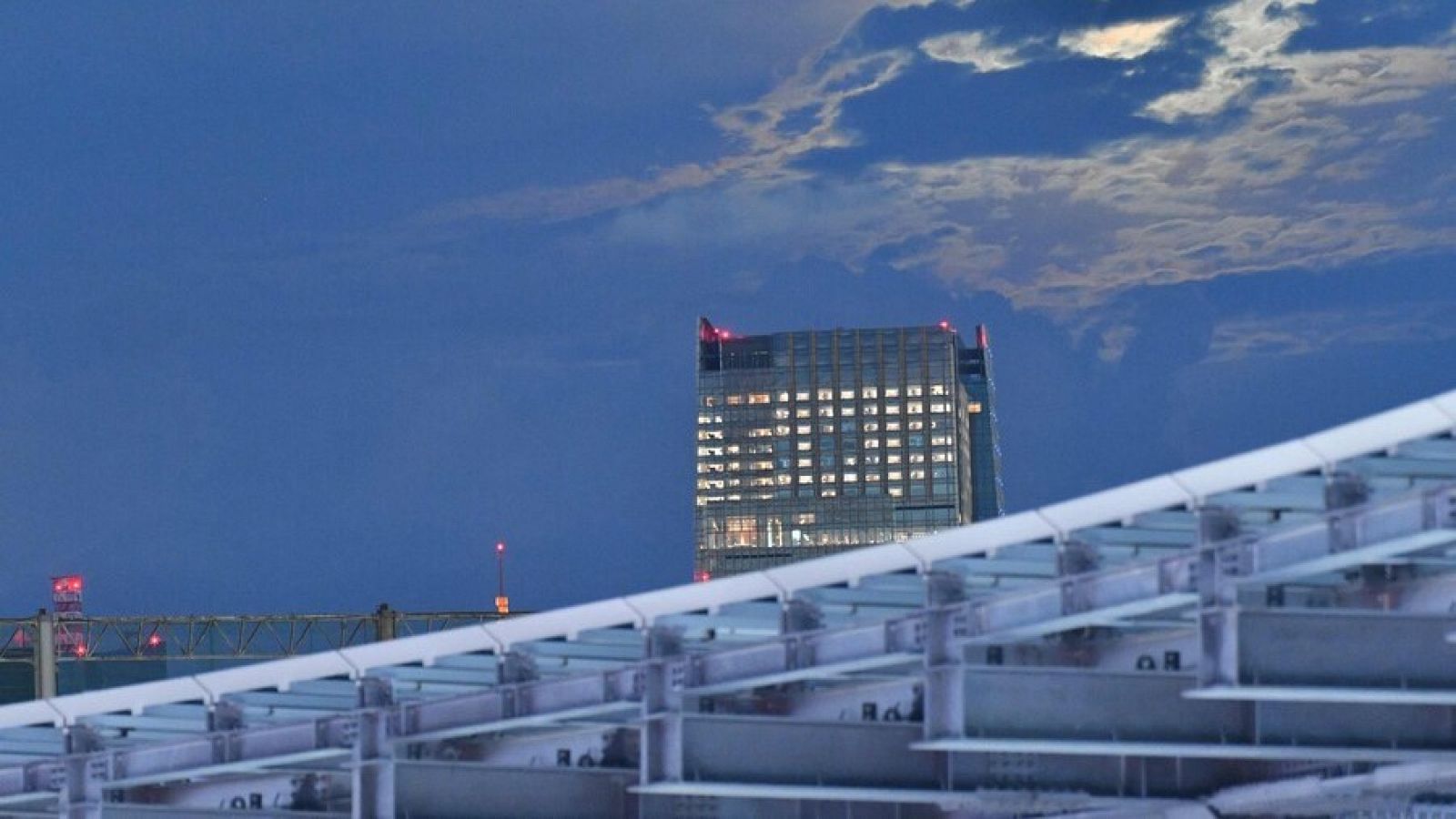 Nubes sobre la luna antes de la ceremonia de apertura en Tokyo 2020