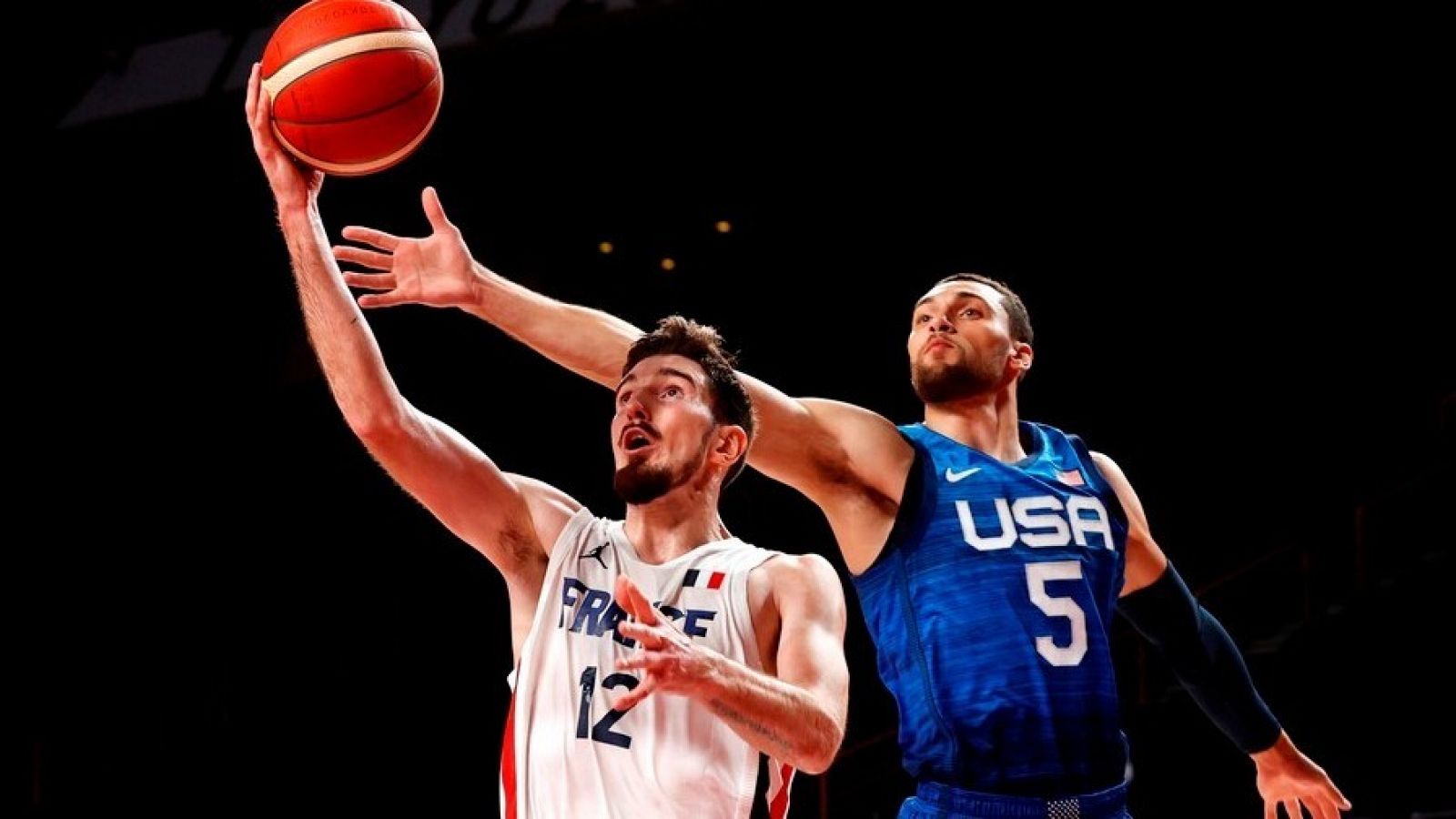 Nando de Colo y Zachary Lavine pelean por un balón en el partido entre Francia y Estados Unidos en Tokyo 2020.