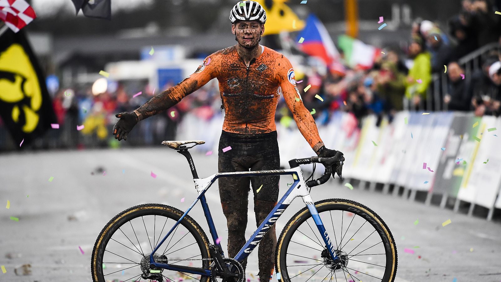 Mathieu Van der Poel con el maillot de su selección en los Campeonatos del Mundo de Ciclocross en 2020