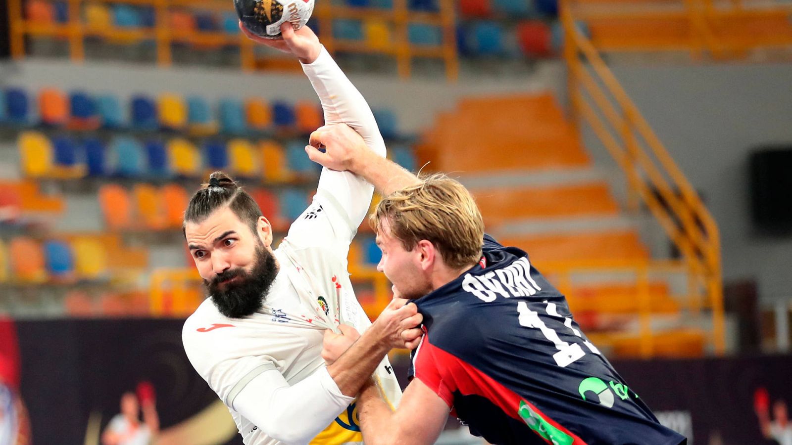 Jorge Maqueda (i) en acción ante Petter Overby en el España-Noruega del Mundial de balonmano 2021