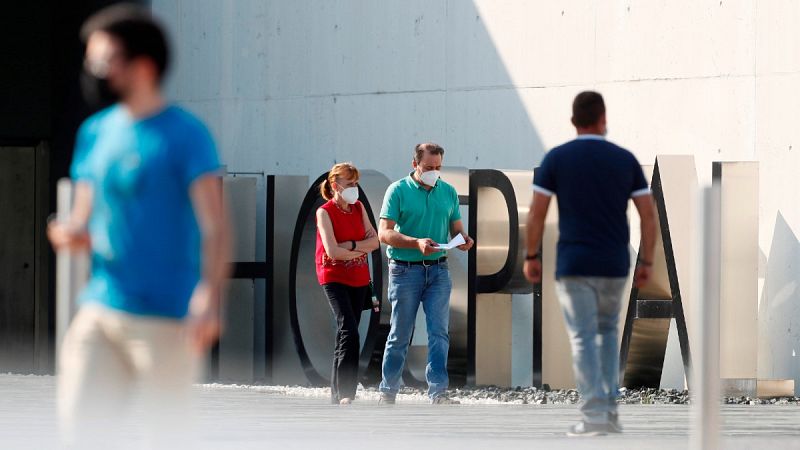 Varias personas caminan frente al Hospital HULA de Lugo