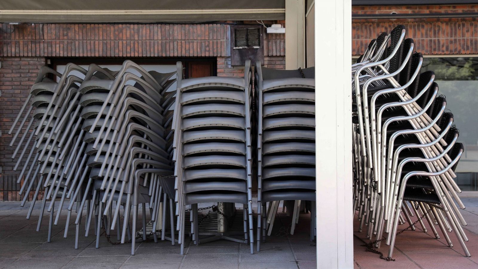 Imagen de archivo en la que aparecen sillas y mesas recogidas en una terraza de un bar de Valencia, durante la primera ola de COVID-19. 