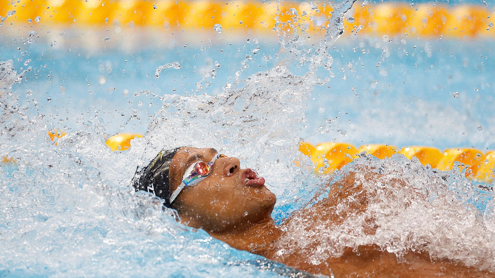 El nadador español Hugo González compite en la prueba masculina de 100m espalda.