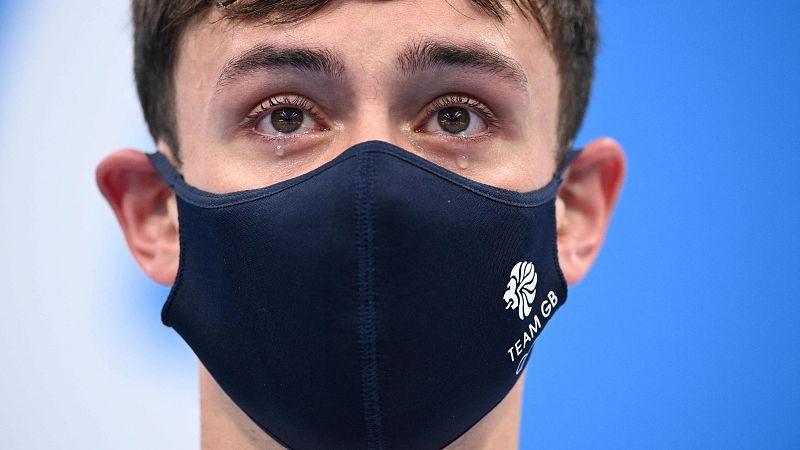 El saltador Tom Daley llora tras ganar el oro en Tokyo 2020