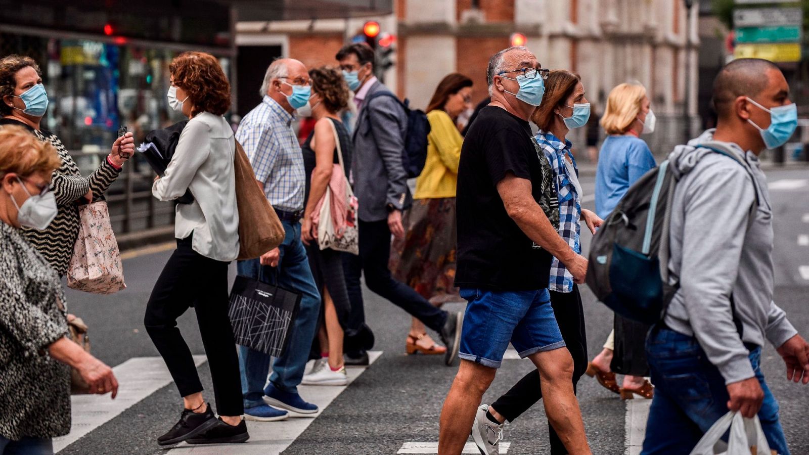 Un grupo de ciudadanos camina por las calles de Bilbao protegidos con mascarillas