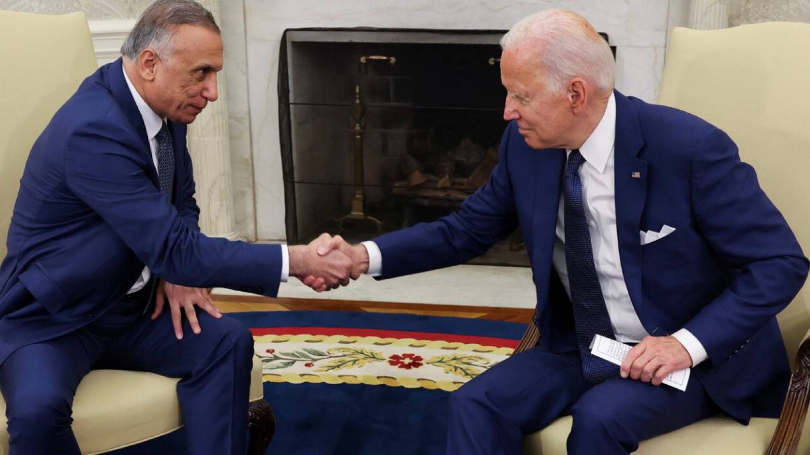 El presidente de Estados Unidos, Joe Biden, saluda al primer ministro de Irak, Mustafa Al-Kadhimi, durante una reunión bilateral en la Oficina Oval de la Casa Blanca en Washington, Estados Unidos, el 26 de julio de 2021.