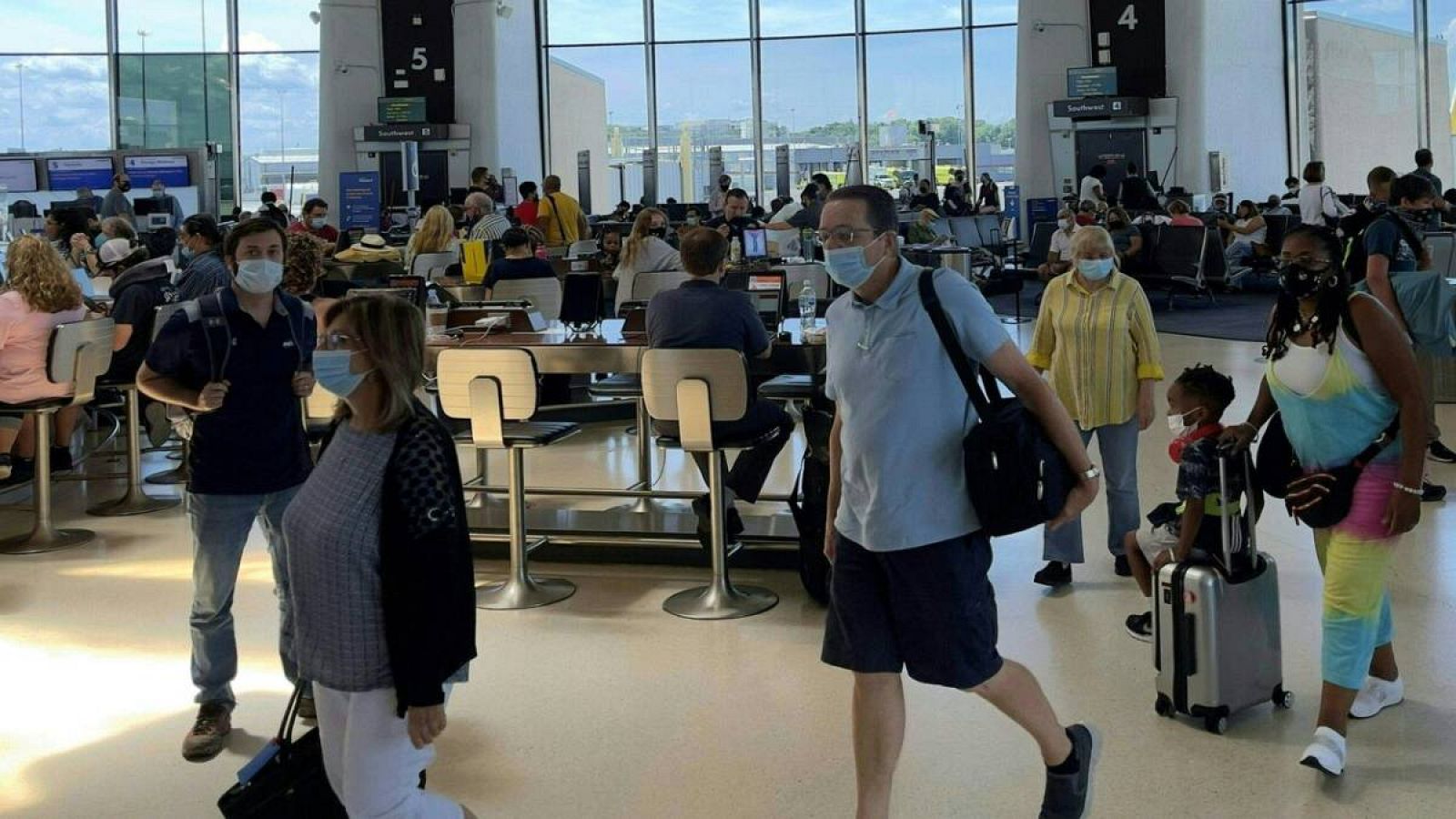 Pasajeros en la terminal en el Aeropuerto Nacional Ronald Reagan (DCA) en Arlington, Virginia, EE-UU-, en una imagen de archivo. 