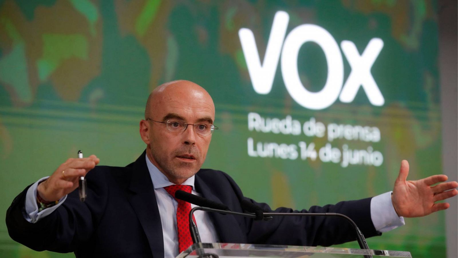 El portavoz de Vox, Jorge Buxadé, da una rueda de prensa en la sede del partido