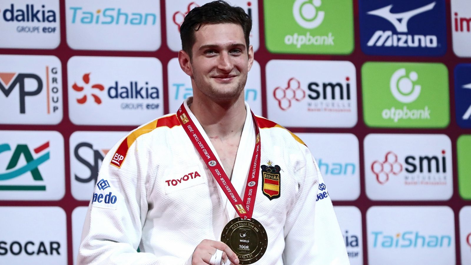 Nikoloz Sherazadishvili celebrando la victoria en el París Grand Slam de 2020