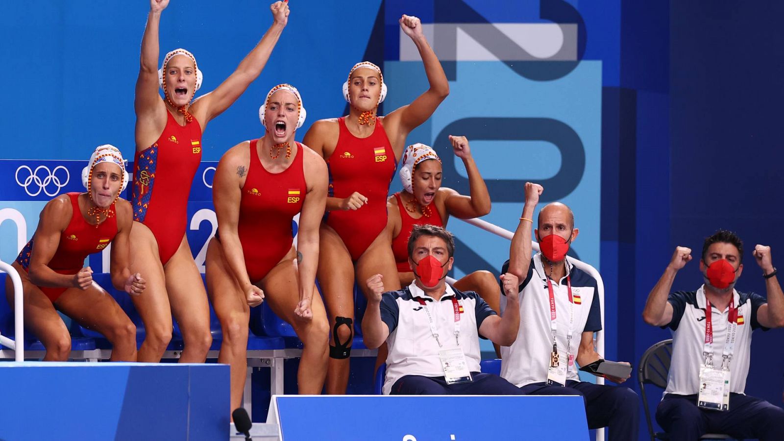 Jugadoras de la selección española femenina de waterpolo en el banquillo, en Tokyo 2020