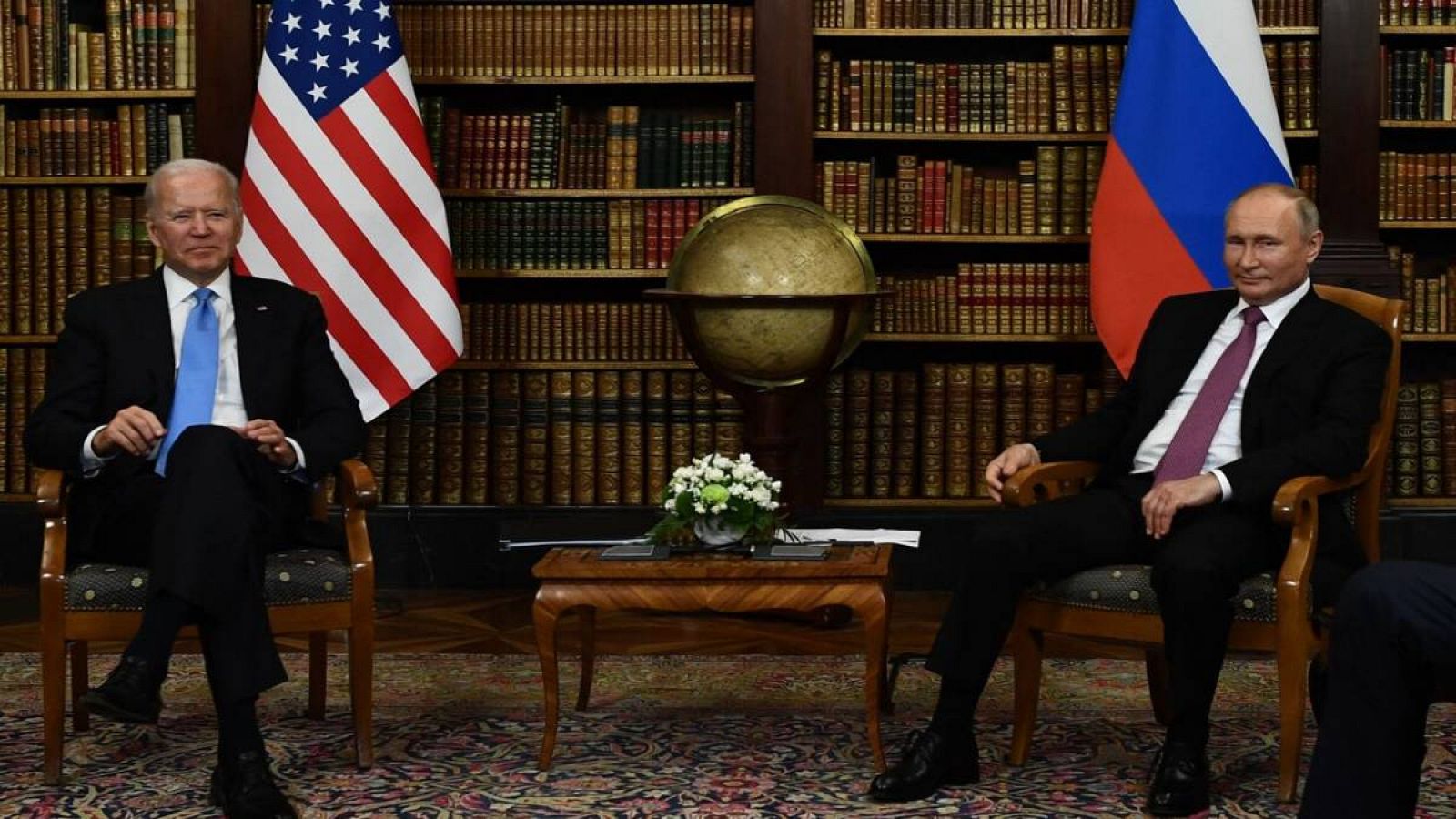 El presidente estadounidense Joe Biden (izquierda) y el presidente ruso Vladimir Putin (derecha) posan para la prensa antes de la cumbre entre Estados Unidos y Rusia en la Villa La Grange, en Ginebra, el 16 de junio de 2021. 