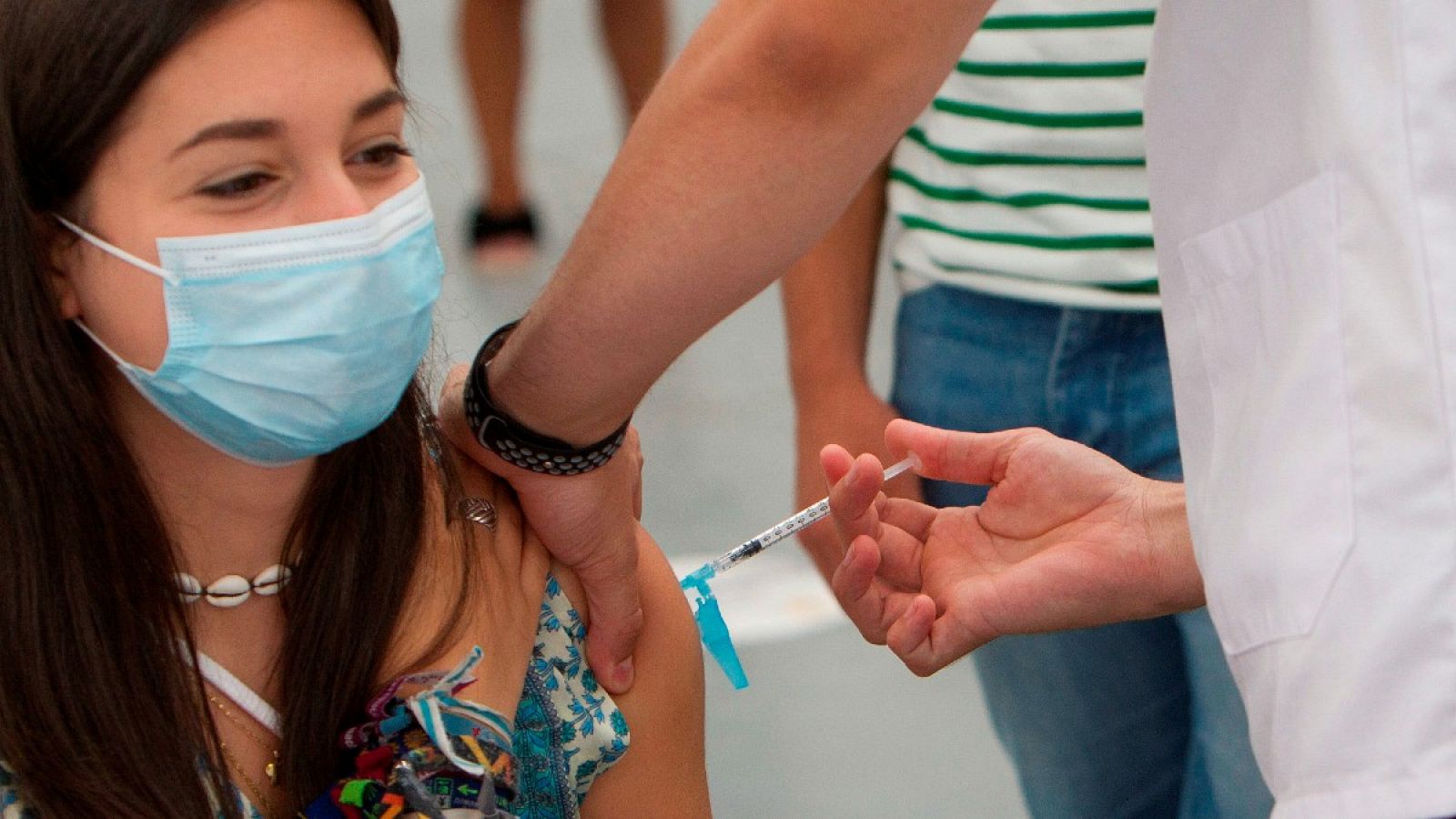 Una joven se vacuna voluntariamente en el Instituto Ferial de Vigo, Galicia