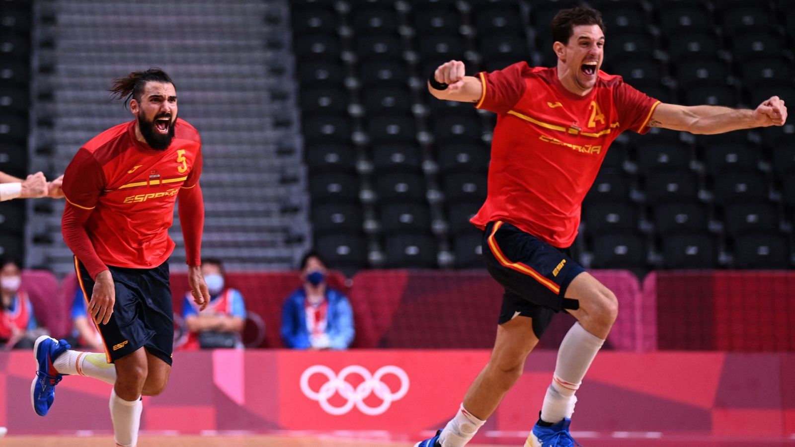 Viran Morros (d) celebrando la victoria ante Noruega junto a Jorge Maqueda (i)