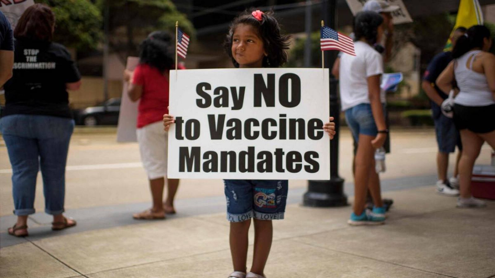 Una niña sostiene un cartel en el que se lee "di no al mandato de las vacunas" en una protesta fuera del Hospital Metodista de Houston en Houston, Texas, EE.UU. 