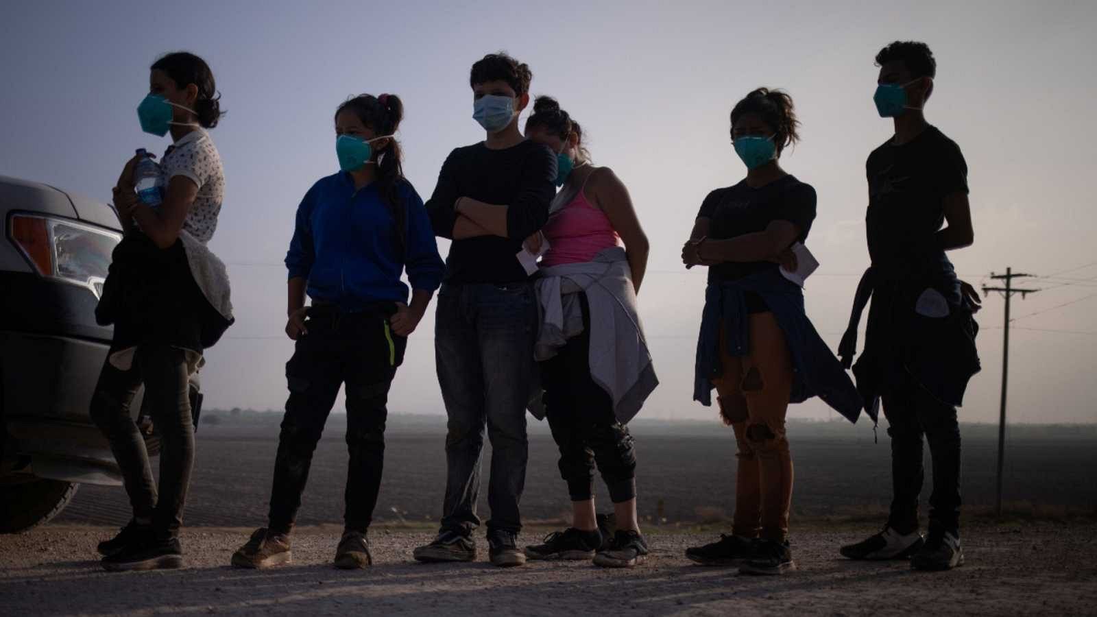 Menores no acompañados de América Central haciendo fila para ser fichados ¿¿por agentes de la Patrulla Fronteriza de Estados Unidos en Peñitas, Texas.