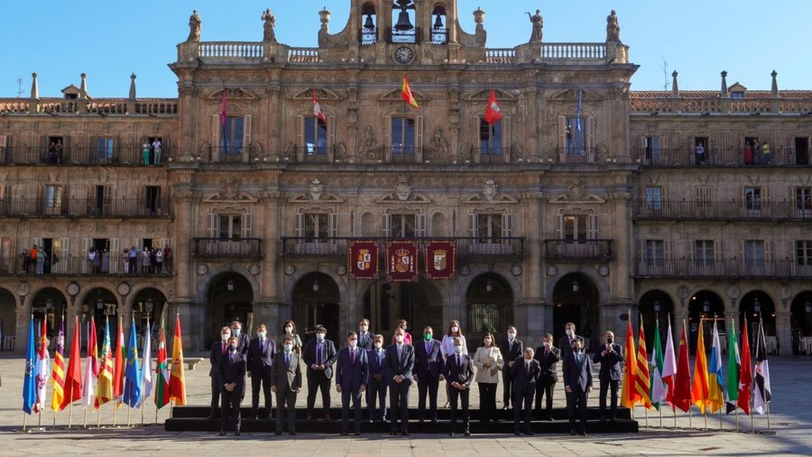 El rei Felip juntament amb el president del Govern, Pedro Sánchez posen per a la foto de família de la XXIV Conferència de Presidents