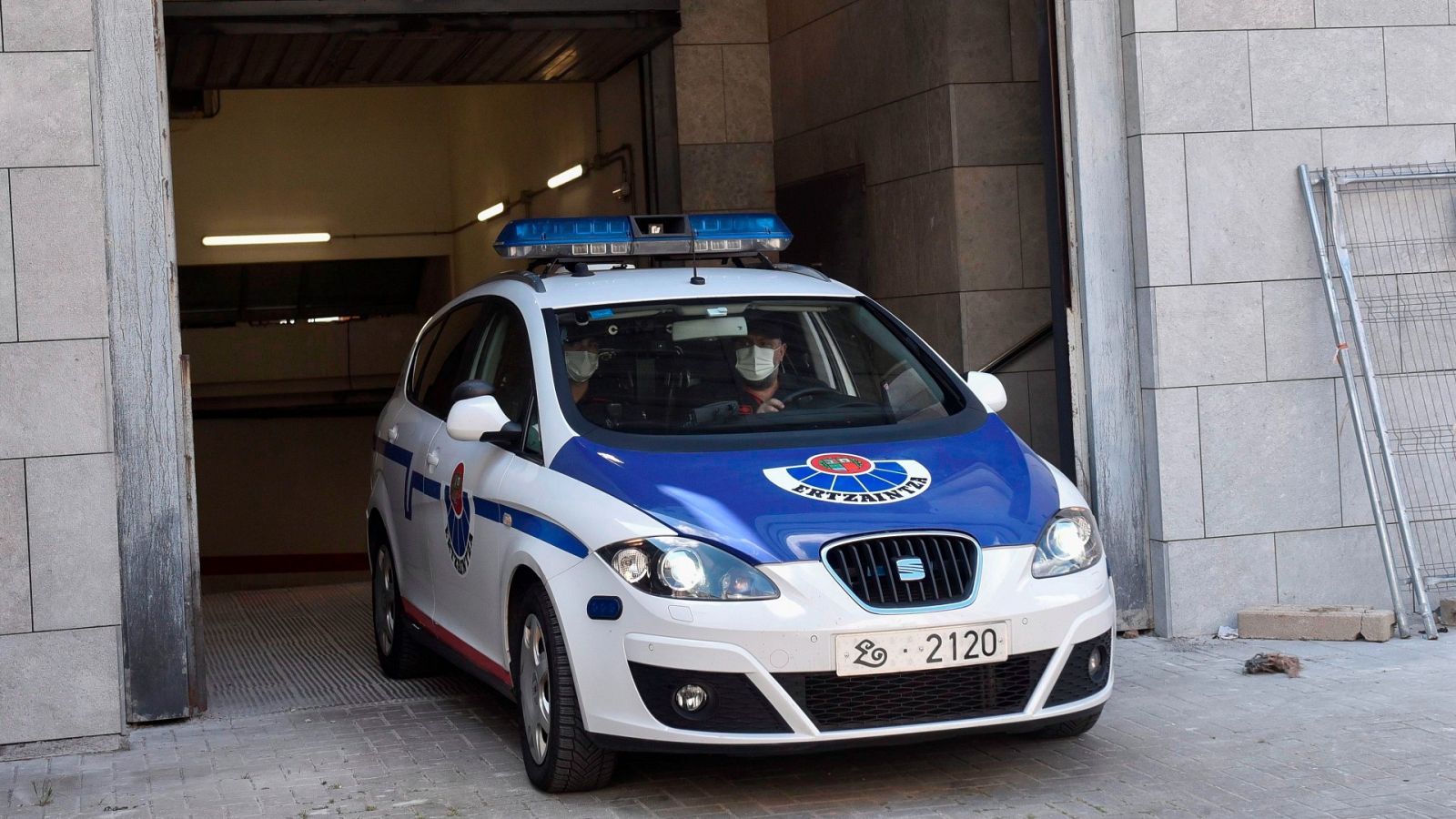 Un coche patrulla de la Ertzaintza abandona este viernes los juzgados de Durango en Bizkaia