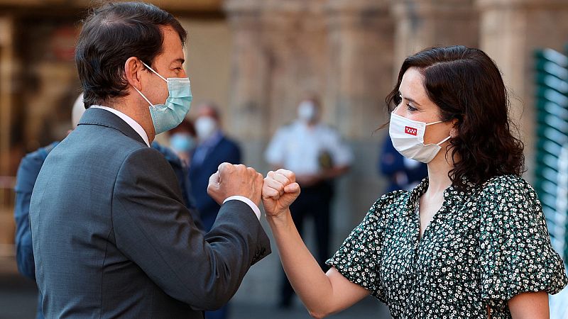 El presidente de la Junta de Castilla y León, Alfonso Fernández Mañueco, saluda a la presidenta de la Comunidad de Madrid, Isabel Díaz Ayuso, a su llegada a la XXIV Conferencia de Presidentes.