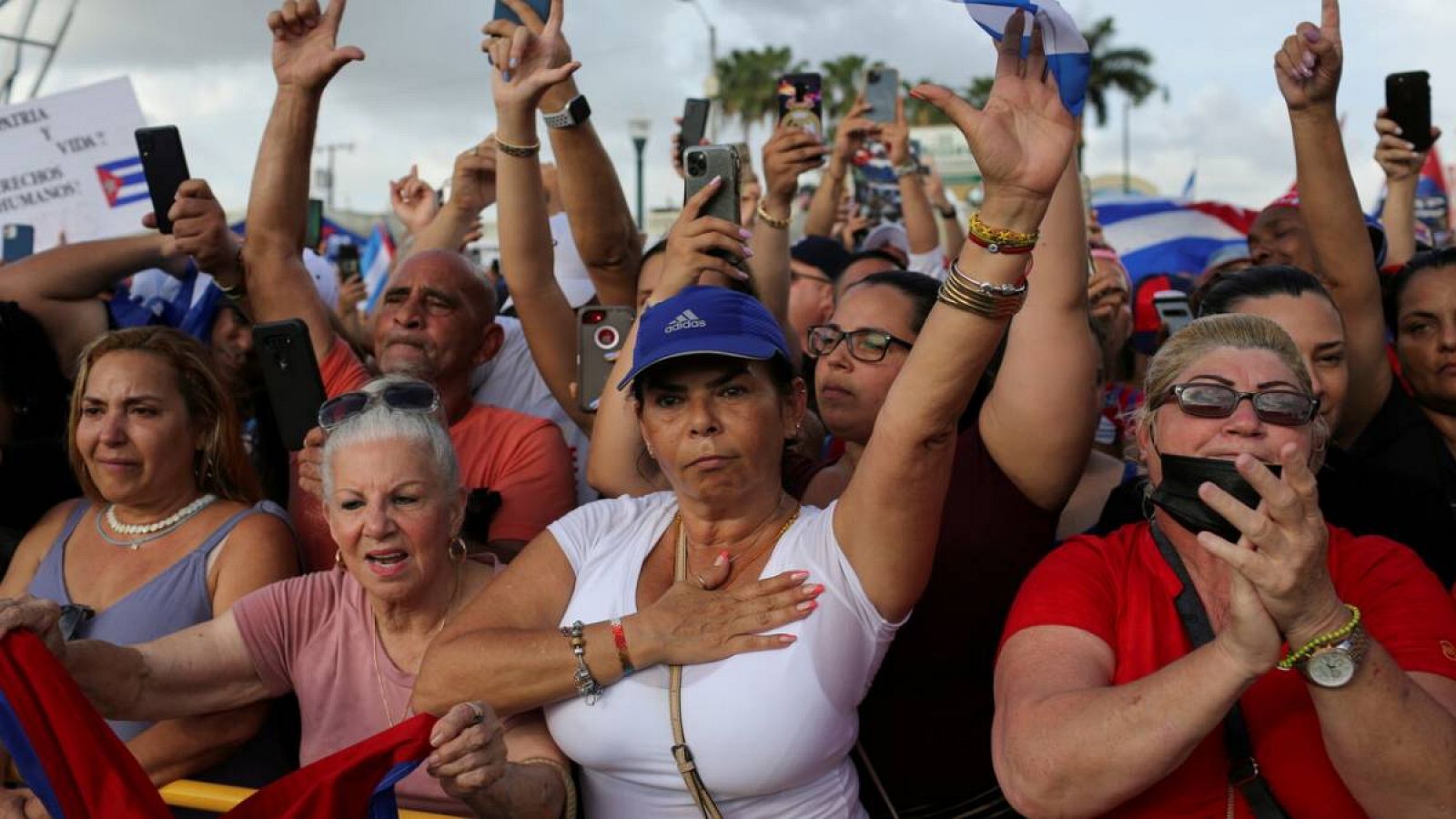 Personas se manifiestan en solidaridad con las protestas en Cuba, en el barrio de La Pequeña Habana en Miami, Florida, Estados Unidos en pasado 14 de julio de 2021. 