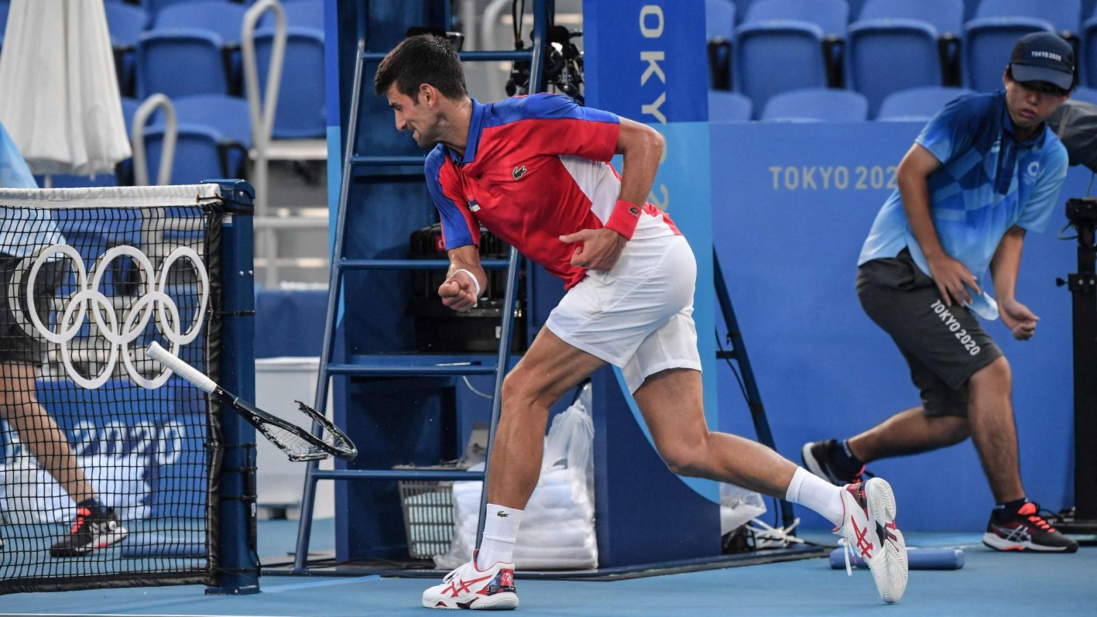 Novac Djokovic paga su frustración con la raqueta durante el partido contra Carreño