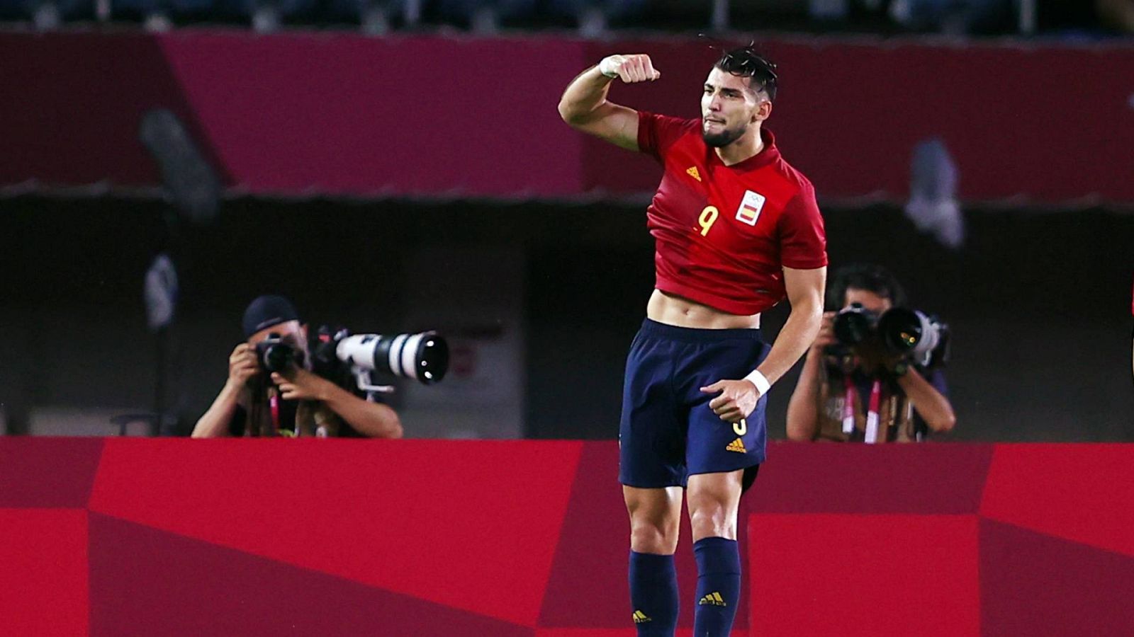 El delantero español Rafa Mir celebra uno de sus goles en cuartos de final contra Costa de Marfil