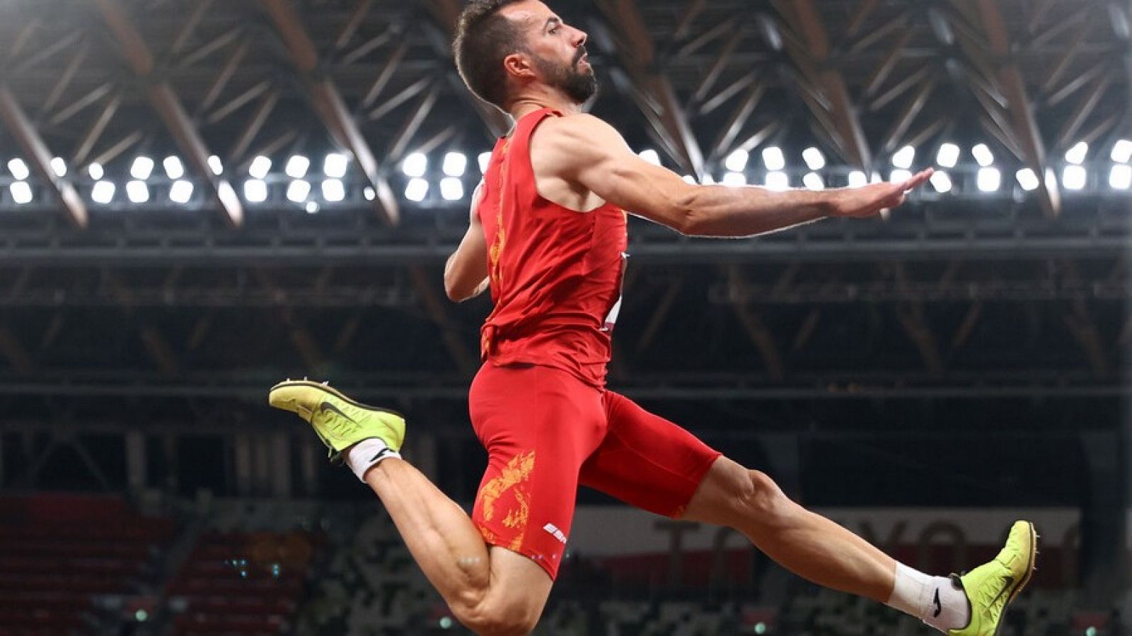 El atleta español Eusebio Cáceres durante la clasificaición de salto de longitud en Tokyo 2020.