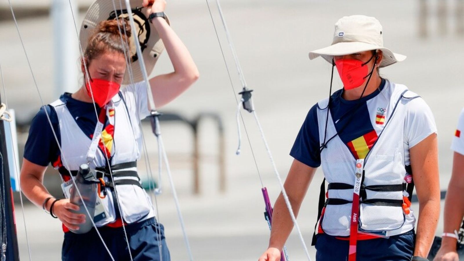 Tamara Echegoyen (i) y Paula Barceló de España se preparan previo a la final del 49er FX - skiff femenino de vela