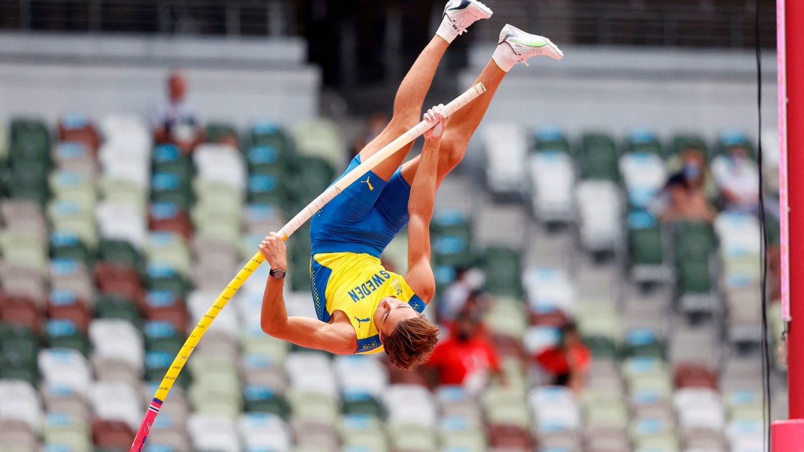 El atleta sueco Armand Duplantis durante la clasificación de sato con pértiga en Tokyo 2020.