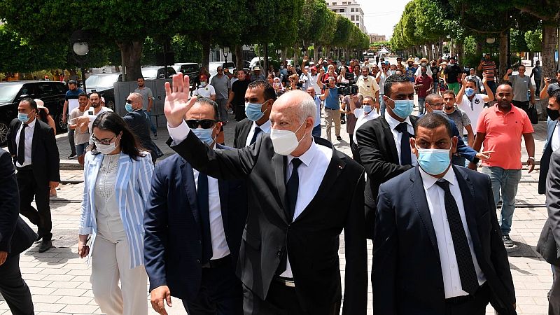 El presidente tunecino Kais Saied (C) camina protegido por guardias de seguridad