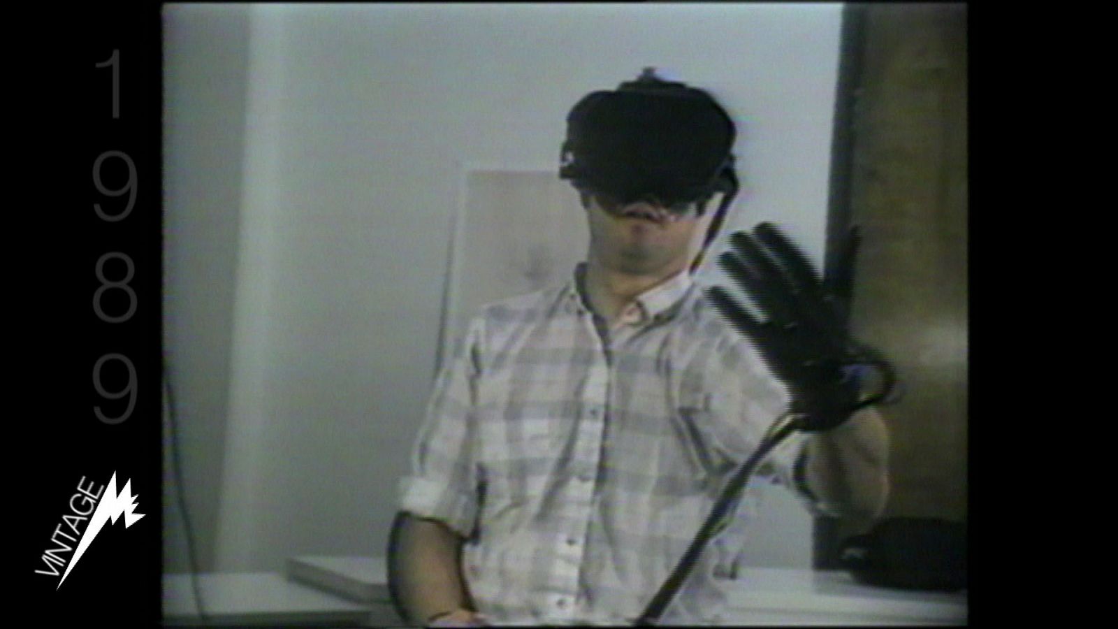 Presentación, en Imagina90, del primer sistema de realidad virtual por parte de Chuck Blanchard de VPL Research.