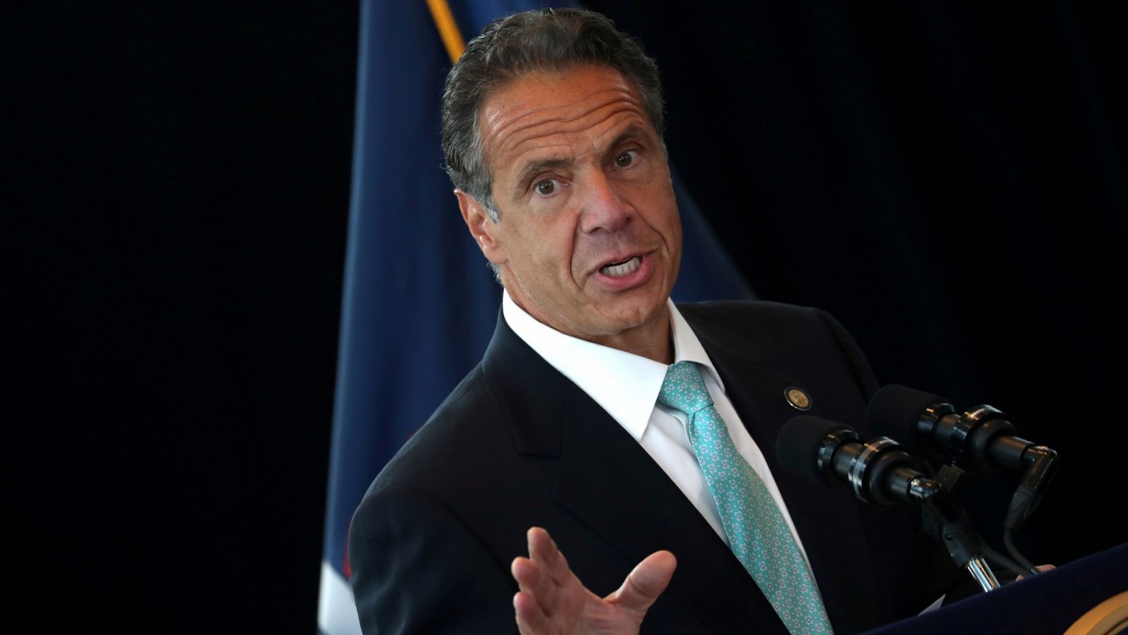 El gobernado Andrew Cuomo, dando un comunicado en Nueva York