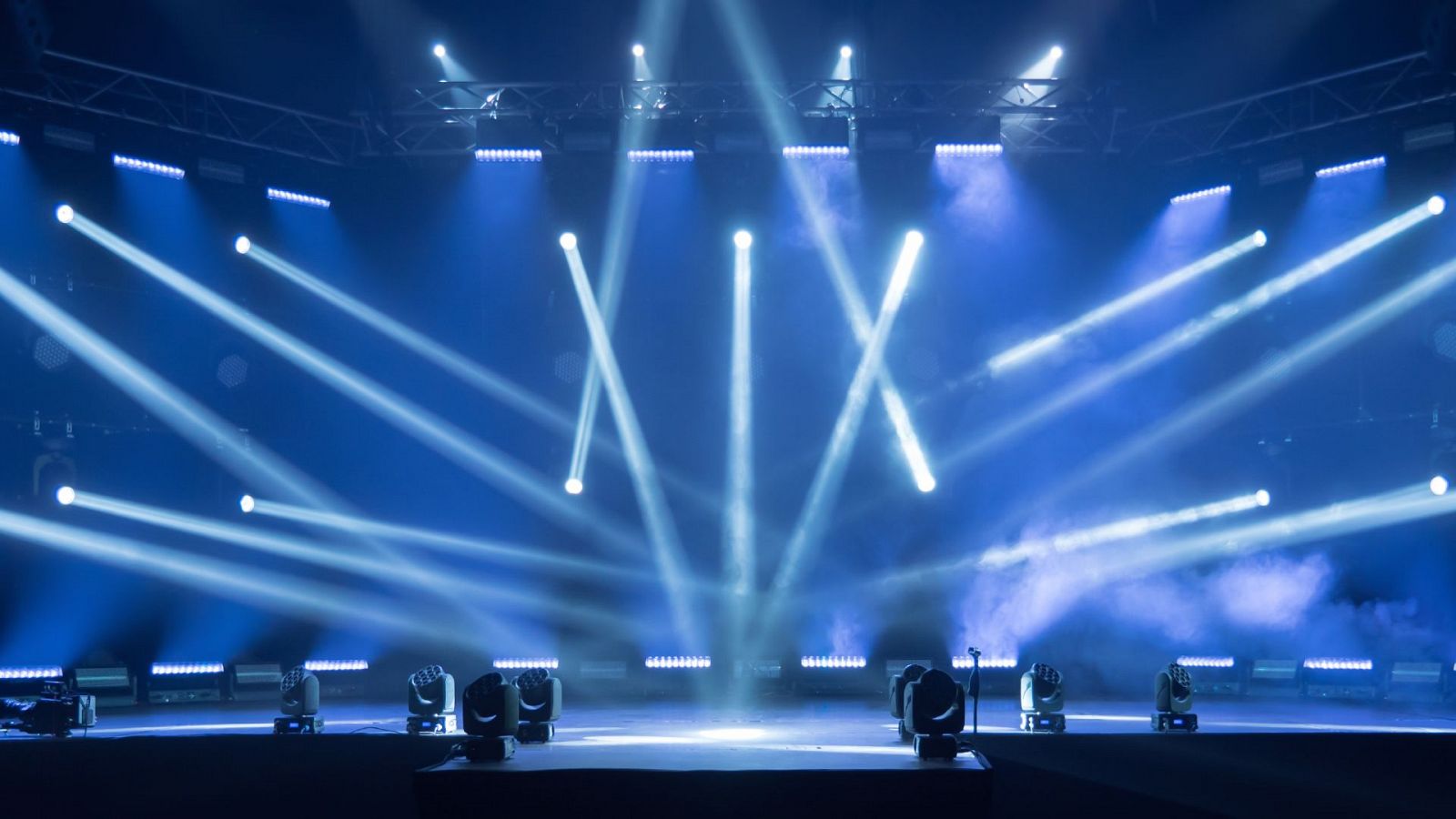 El escenario de un concierto iluminado por focos