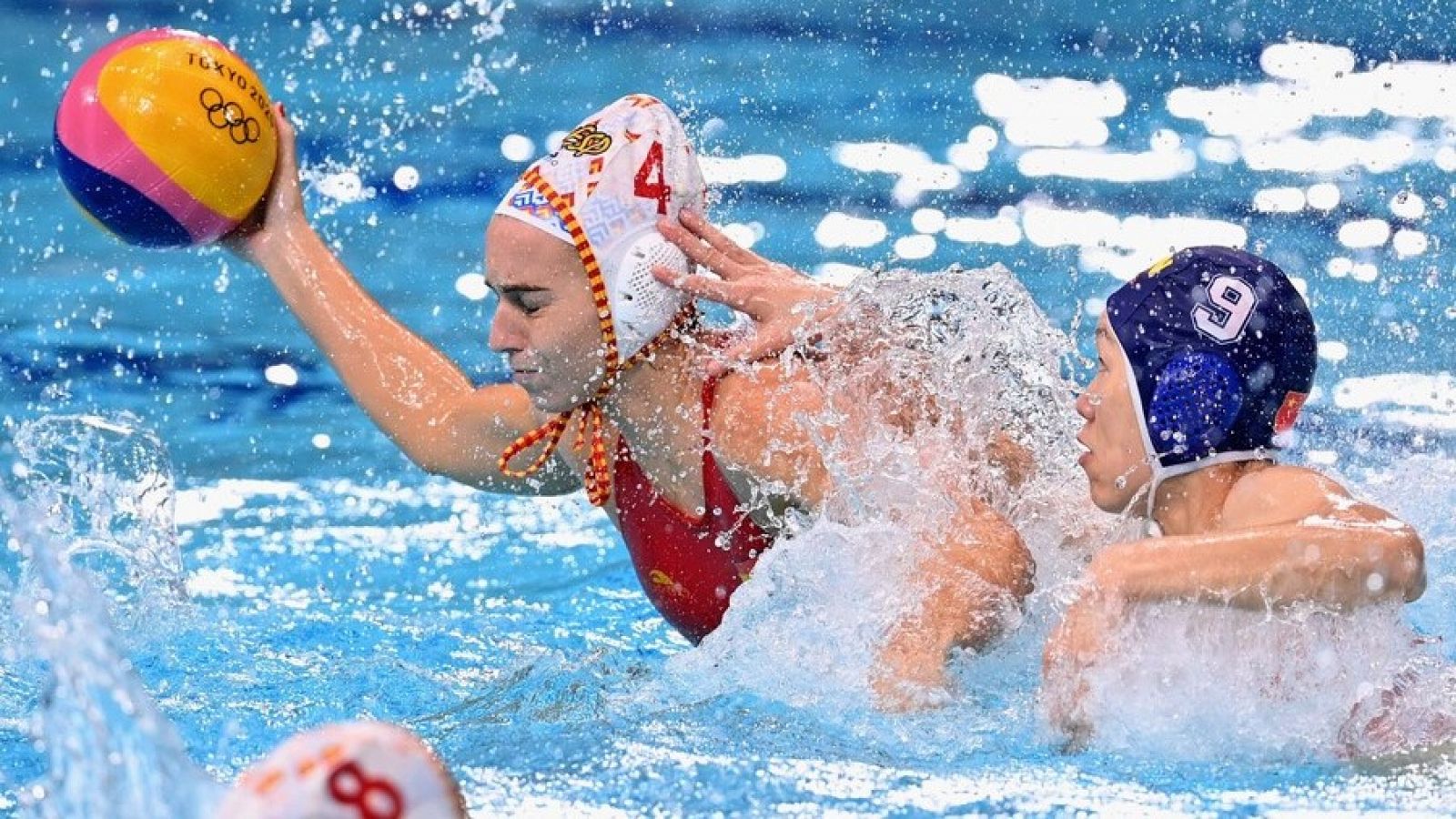 La jugadora española Bea Ortiz disputa una pelota en el último partido ante China