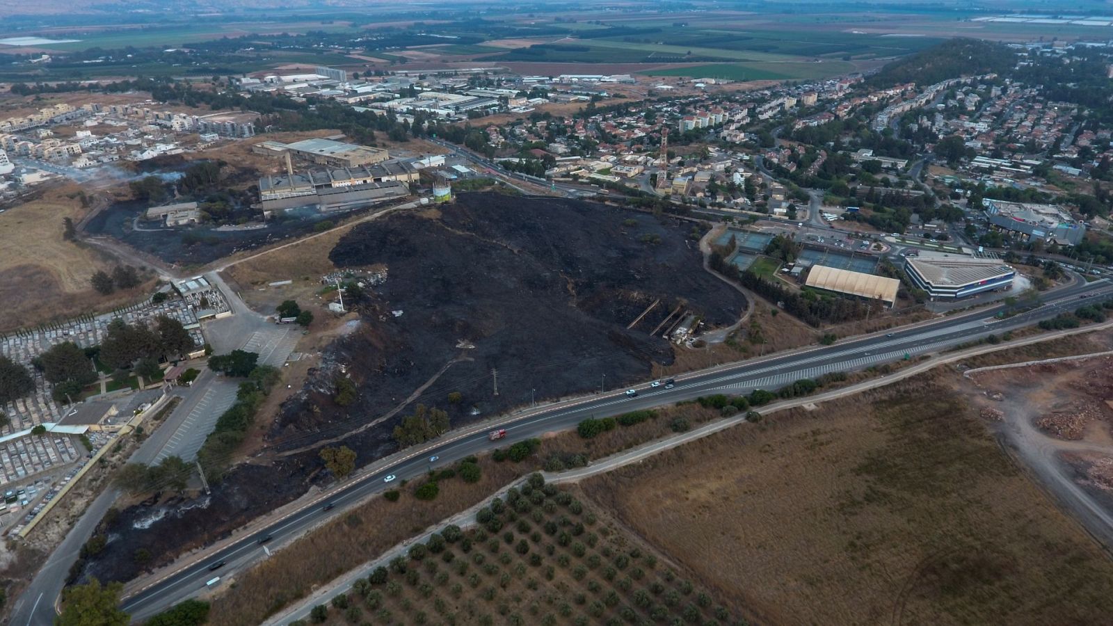 Una vista aérea muestra una zona en la que se produjo un incendio tras el aterrizaje de un cohete que fue disparado contra Israel desde el Líbano,