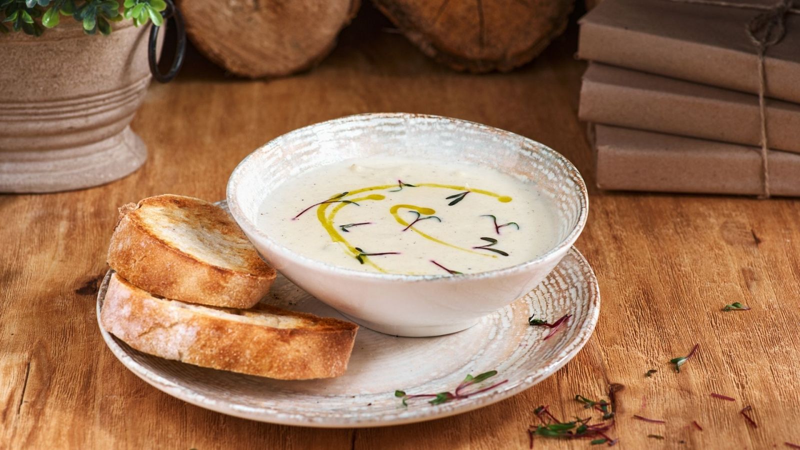 Receta de ajo blanco de piñones y un chorrito de aceite de oliva