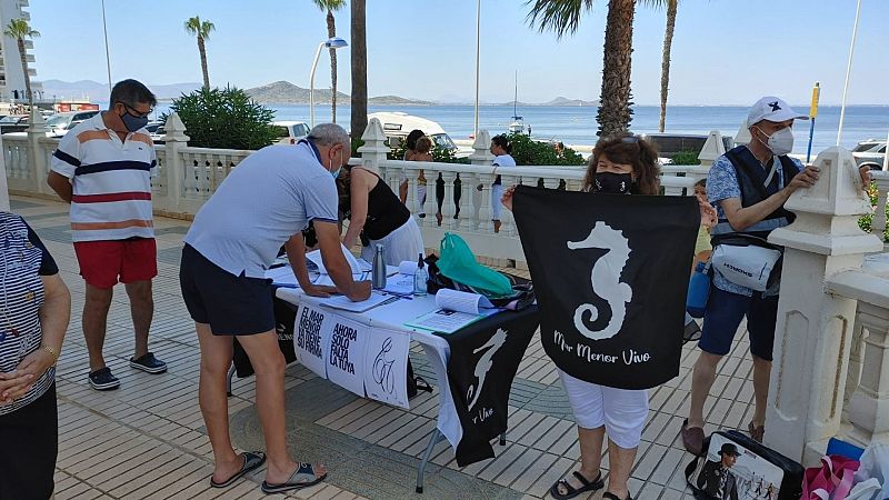  Voluntario firmando la Ilp para conseguir otorgarle al Mar Menor personalidad jurídica