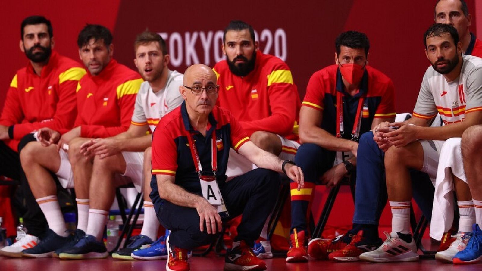 El seleccionador español, Jordi Ribera, junto con algunos jugadores en el último partido ante Dinamarca