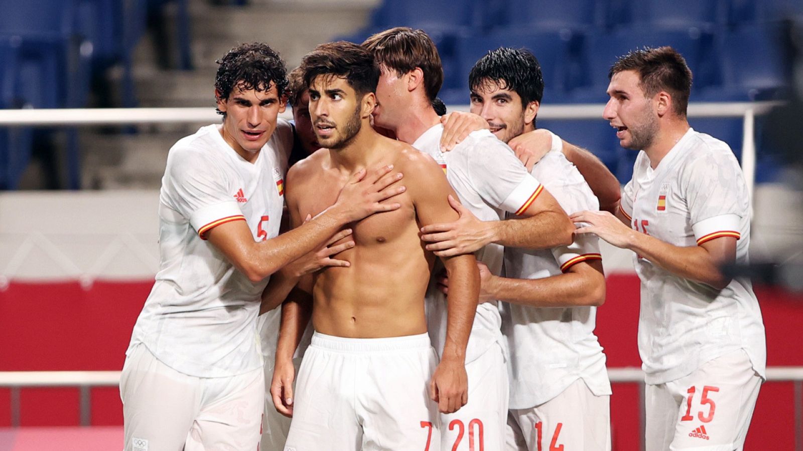 La selección española celebra el gol ante Japón