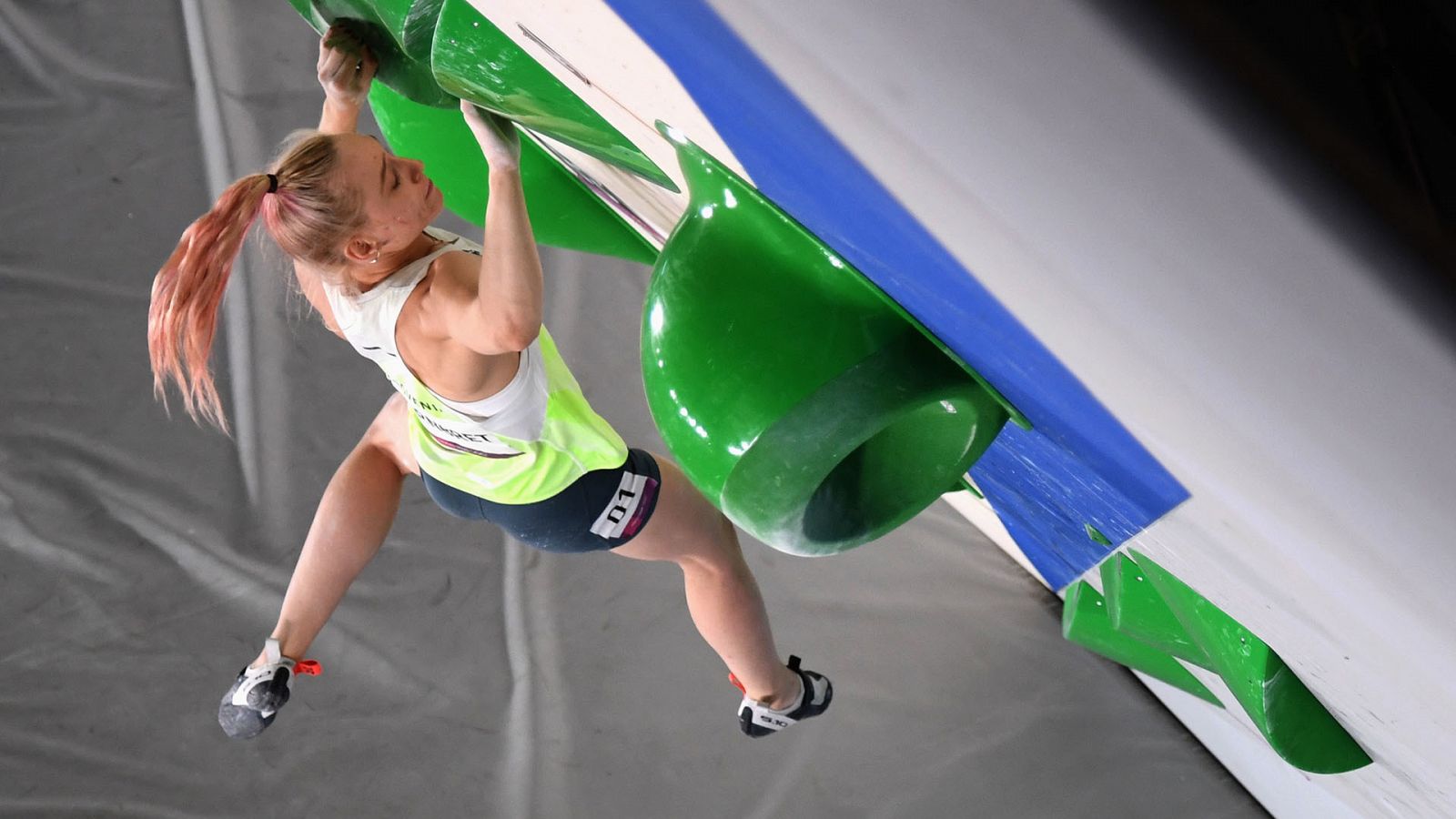 Janja Garnbret en la prueba de dificultad de la final de escalada olímpica