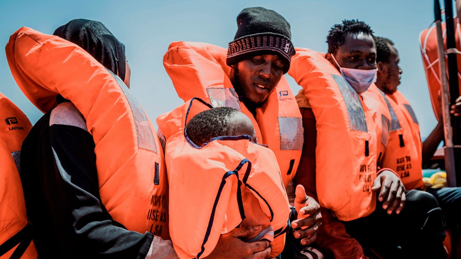 Migrantes rescatados en el Mediterráneo central