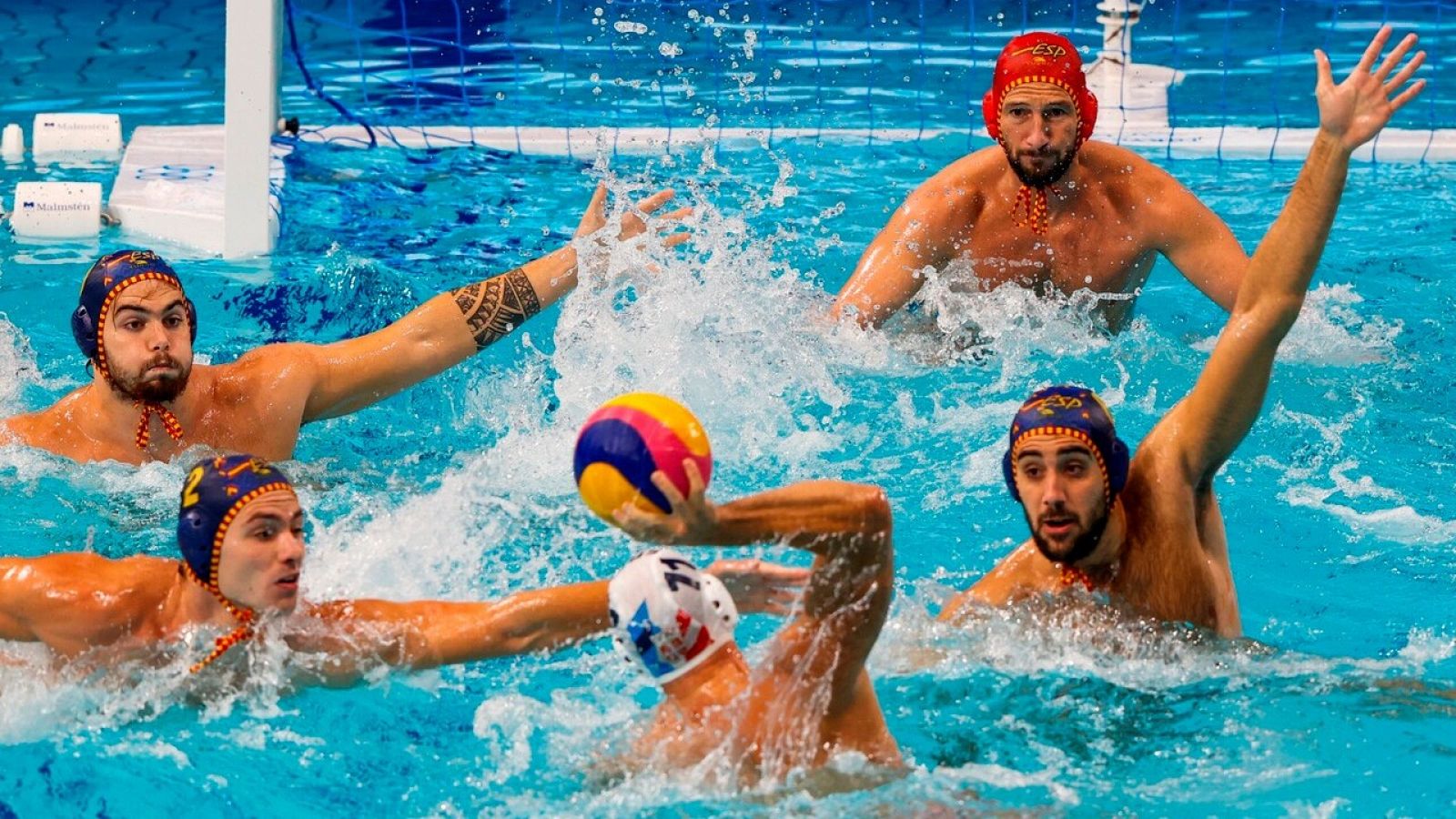 La selección española de waterpolo, en el partido contra Serbia, con Dani López Pinedo a la derecha.