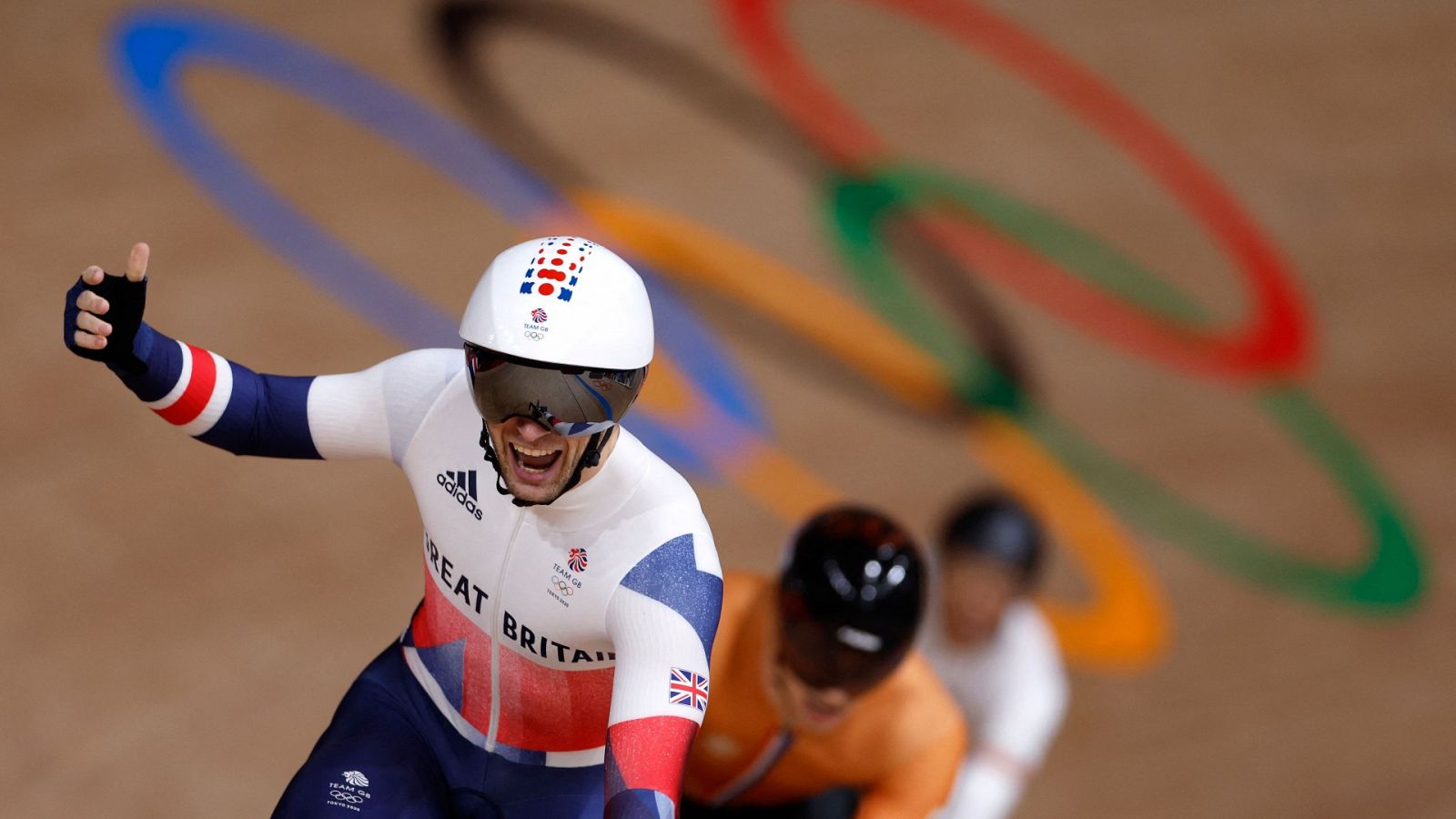 Jason Kenny durante la prueba de 'keirin' en Tokyo 2020