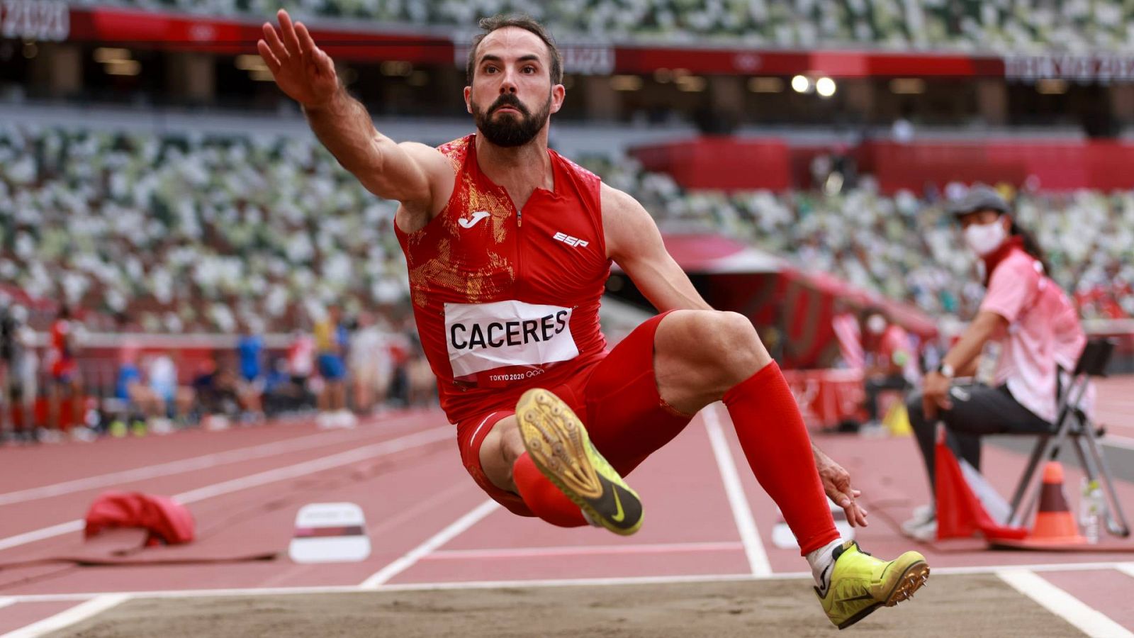 El saltador español Eusebio Cáceres, cuarto en la final de salto de longitud por solo tres centímetros