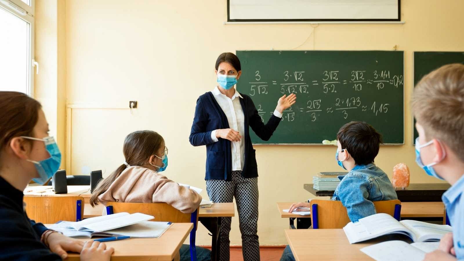 Una profesora impartiendo clase a los niños